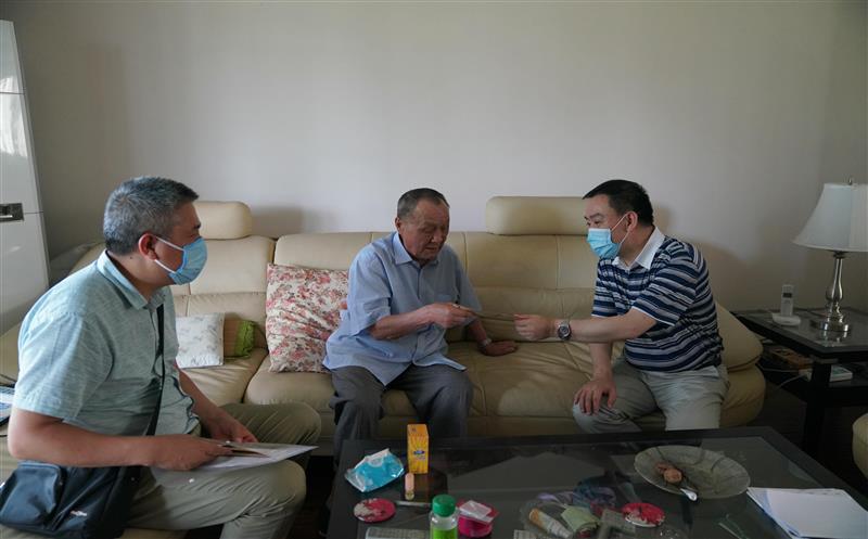 ����ѧУ����һ��ǰϦ�߷�ο���ϵ�Ա�����ѵ�Ա