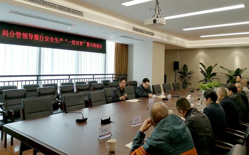 �ֵ�ί��ί���ܹ���ʦ������һ�и��ؿ�Ժ��չ����������һ��˫�𡱾�ʾ��̸